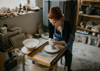 How to sign up for a master class in a pottery studio