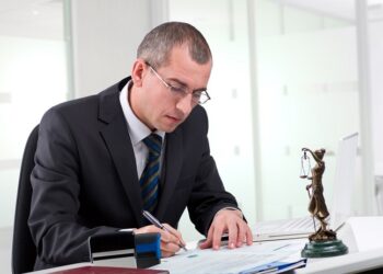 Где искать хорошего адвоката и в каких случаях вам могут потребоваться его услуги