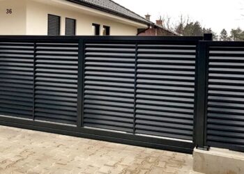 Выбираем между деревом и металлом: что лучше для забора-жалюзи