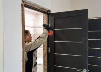 Основні характеристики броньованих дверей: що потрібно знати