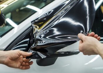 Стоит ли обклеивать автомобиль виниловой пленкой: особенности ее влияния