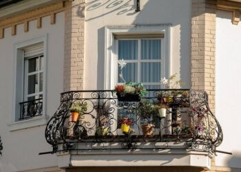 Французский балкон: достоинства и профессиональная установка