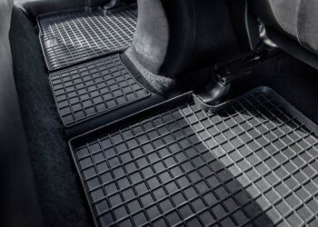 Как выбрать коврики для салона Ford Connect: правила и советы