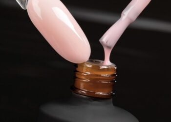 Бази для нігтів: види, переваги та особливості вибору