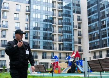 Прозрачность в стоимости безопасности: разбор факторов, влияющих на бюджет охраны многоквартирных домов