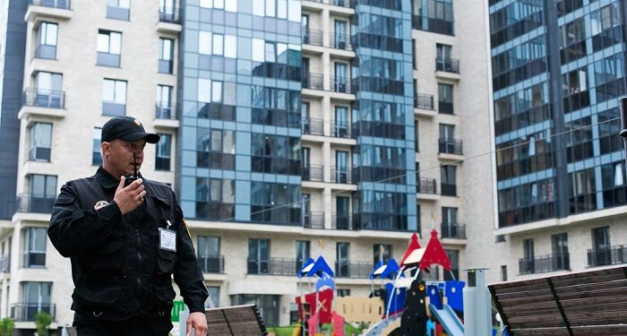 Прозрачность в стоимости безопасности: разбор факторов, влияющих на бюджет охраны многоквартирных домов