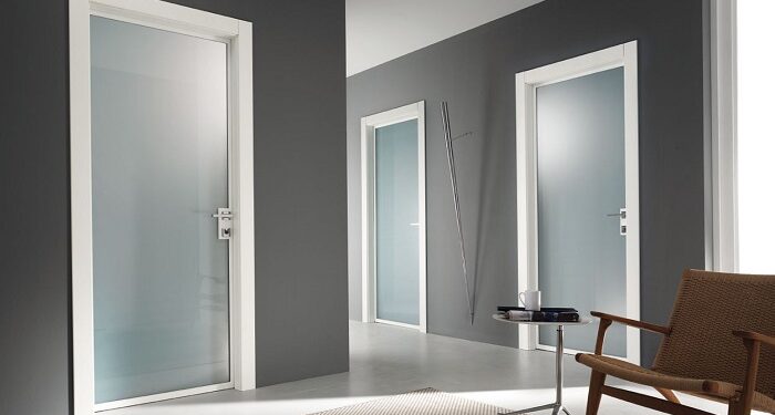 Дверь стеклянная на заказ: основные достоинства и правила установки