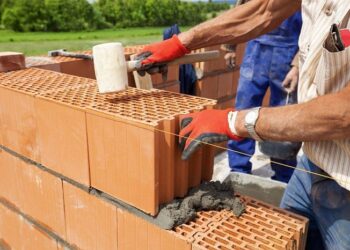 Будівництво з цегли: основні правила та переваги