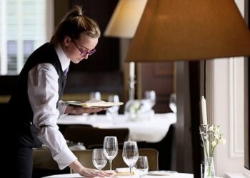 How to calculate and what factors influence the capacity and occupancy of a restaurant