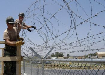 Монтаж колючей проволоки: основные правила и полезные советы