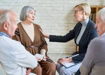 Психологическая поддержка в домах престарелых: почему это важно