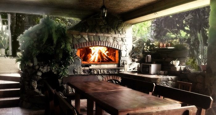 Камін і гриль в одному проєкті, як облаштувати ідеальний двір