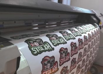 Особливості друку наклейок: основні переваги та поради щодо вибору