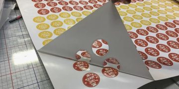 Как изготовить наклейку: выбор материалов, печать, резка и рекомендации
