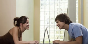 How to Chat with Girls Online and Get Interested Without Feeling Awkward