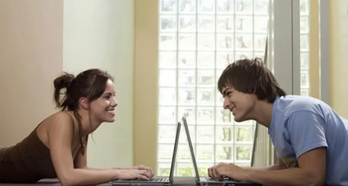 How to Chat with Girls Online and Get Interested Without Feeling Awkward